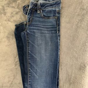 Fitted jogging denim jeans